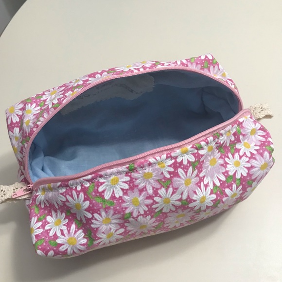 Pink Daisy Flower Makeup Bag - Picture 3 of 3
